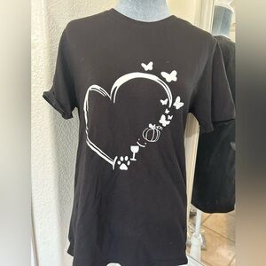 Black shirt sleeved shirt